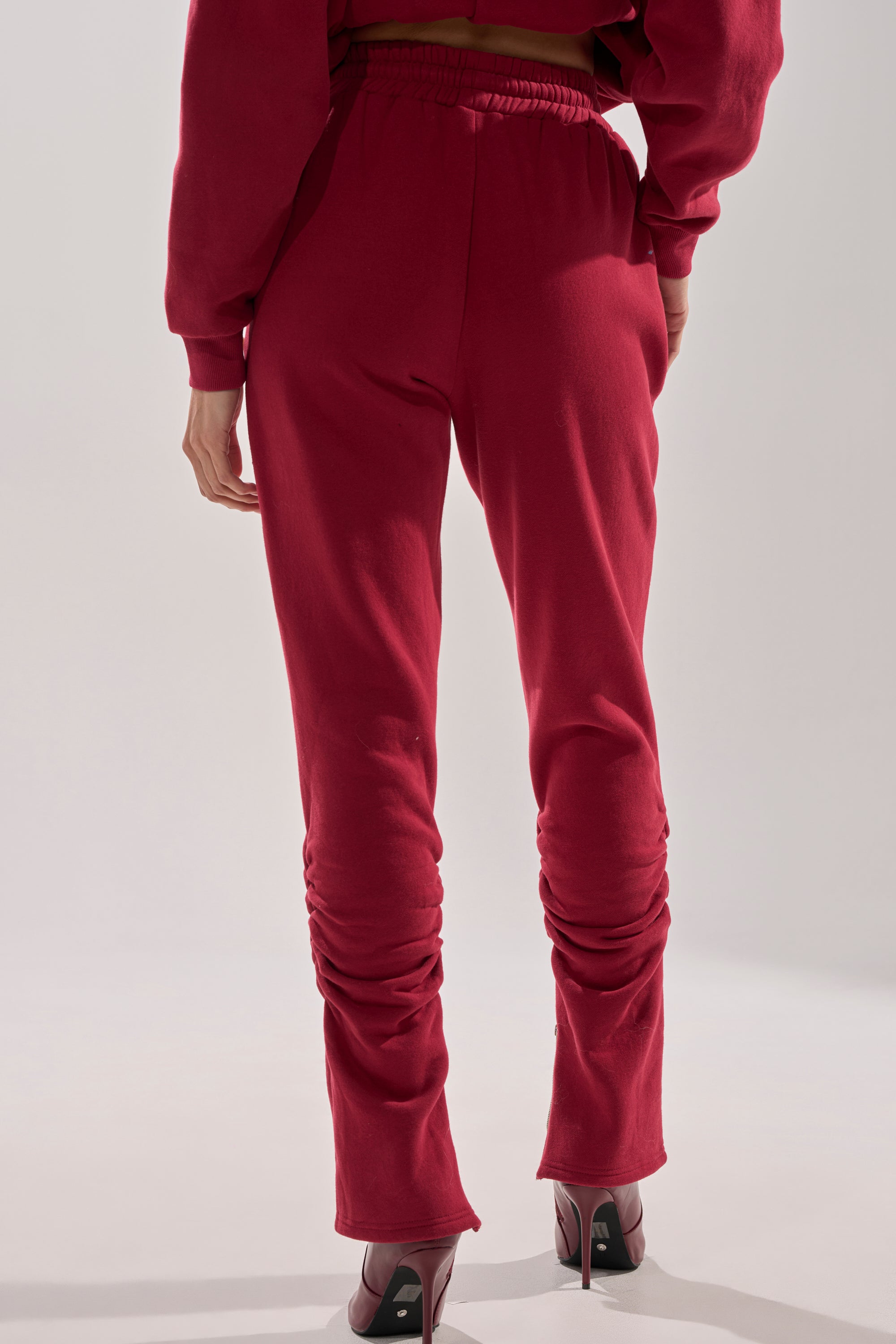 COZY HOLIDAY PEARL JOGGER IN BURGUNDY