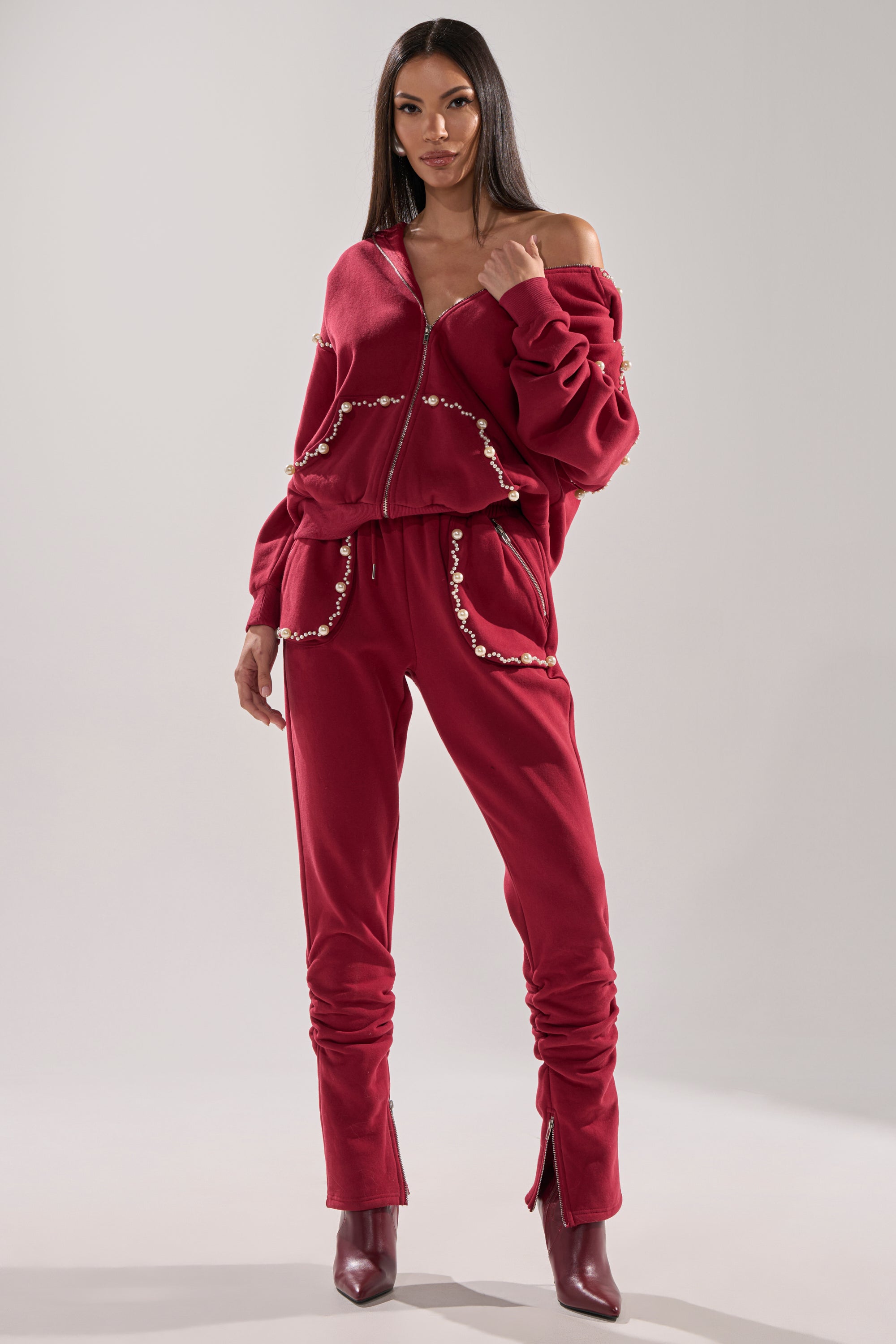 COZY HOLIDAY PEARL JOGGER IN BURGUNDY